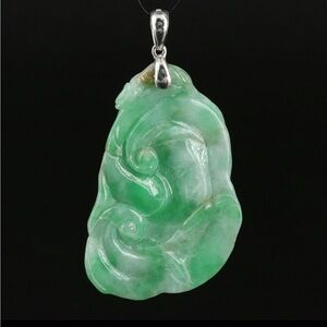 18k Gold Jadeite Floral Pendant.  Beautiful Green!